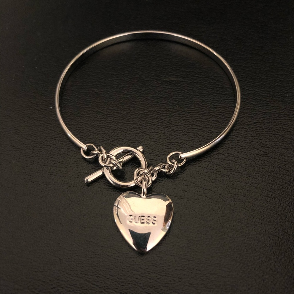 💎GUESS Logo Heart Charm Toggle Bracelet